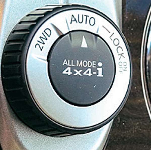 Nissan Pathfinder. Шайба управления полноприводной трансмиссией All Mode 4×4i знакома по младшим моделям бренда. У трансмиссии три режима работы: переднеприводный 2WD, полноприводный Auto, в котором тяга автоматически распределяется между осями, и 4WD Lock с жесткой блокировкой межосевой муфты.