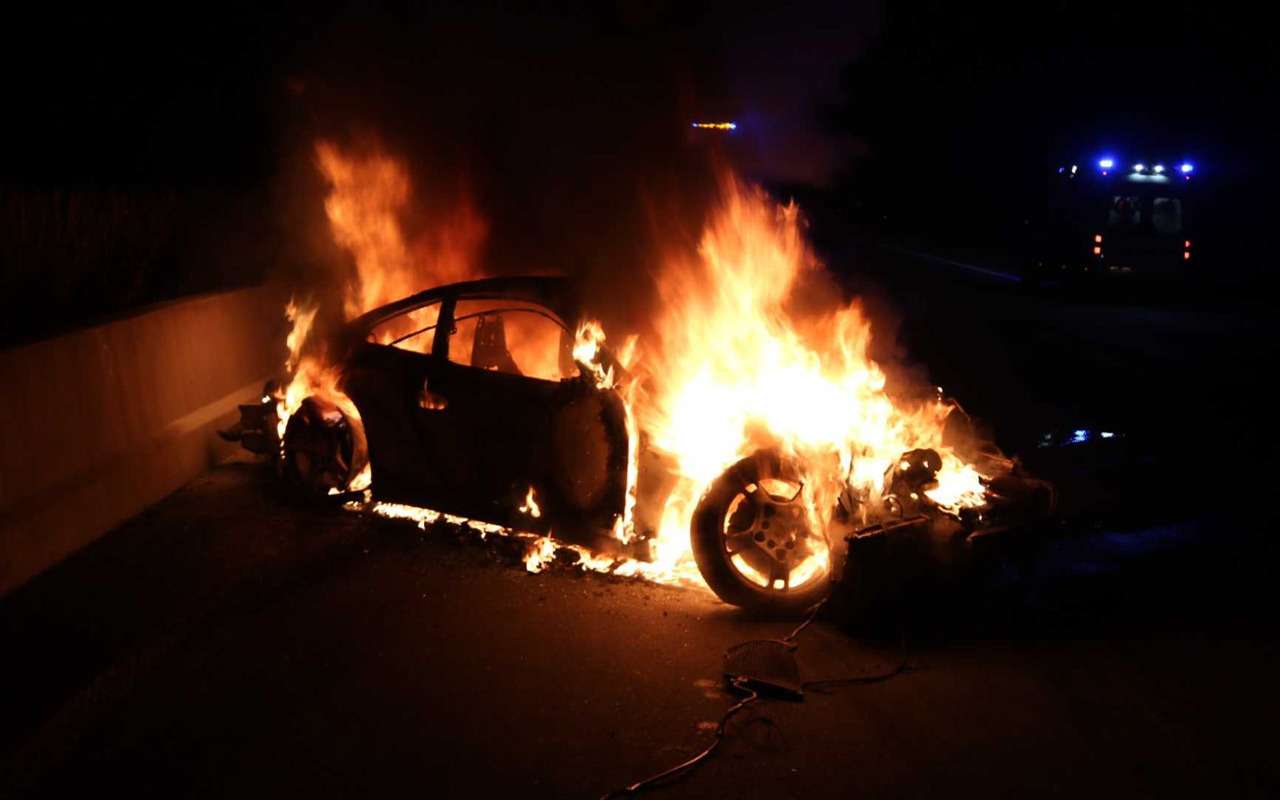 Porsche 911 сгорел дотла посреди дороги — фото 922291