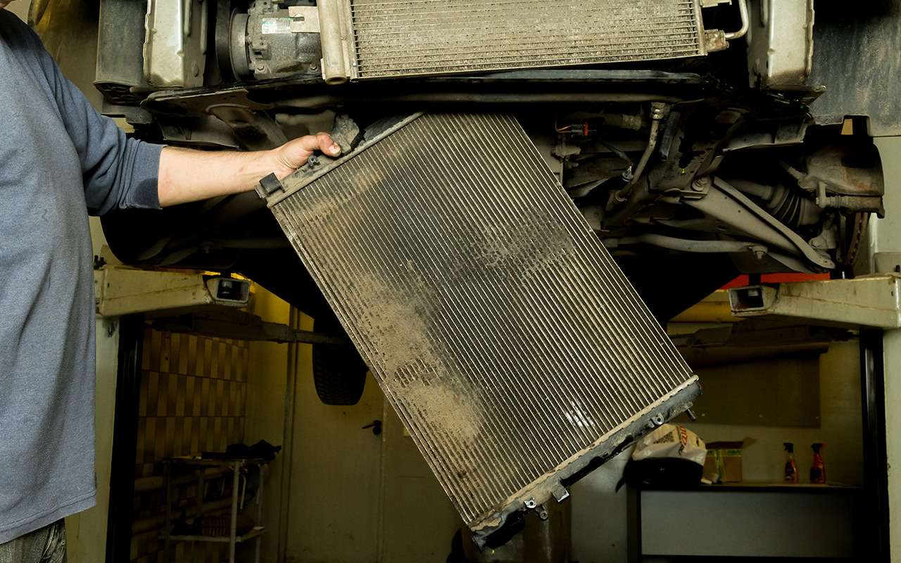 Лучший способ почистить радиатор – снять его с автомобиля. Заодно можно промыть систему водой и заменить охлаждающую жидкость.