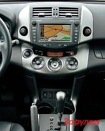Навигационная система у «Тойоты» — фирменное устройство в топ-комплектации.