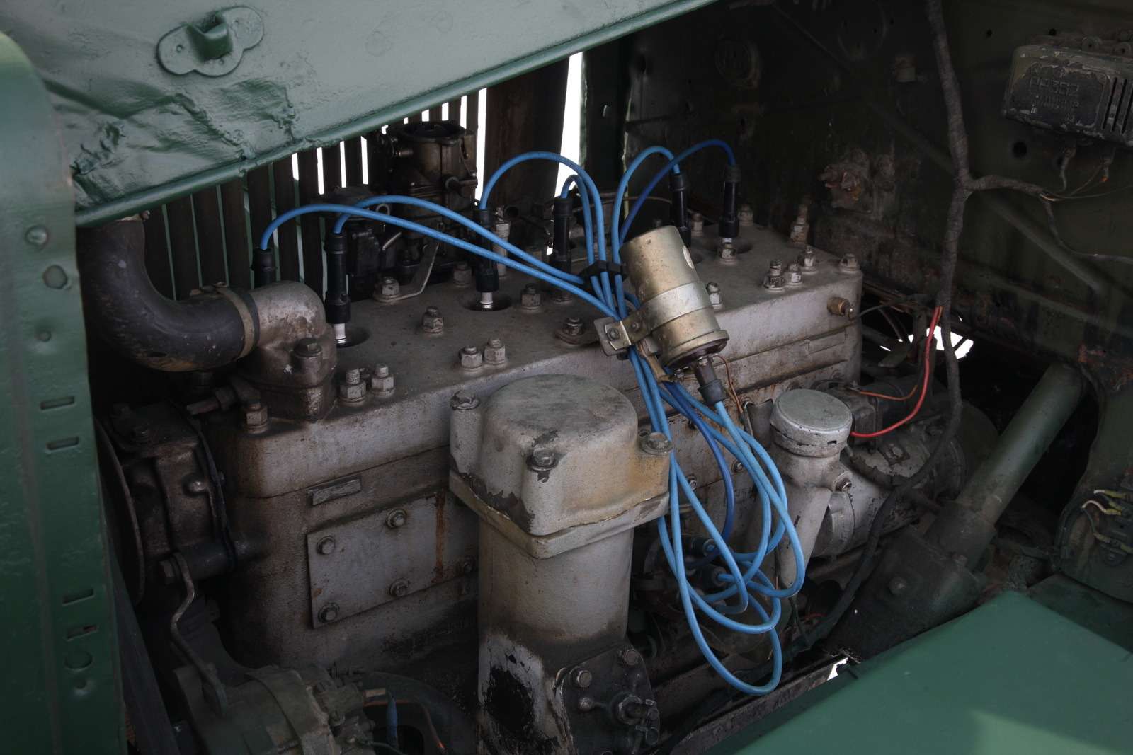 Шестицилиндровый двигатель «захара», заметно модернизировав и подняв мощность с довоенных 73 до 110 л.с., выпускали до рубежа 1990-х – пока не прекратилось производство ЗИЛ-157КД.
