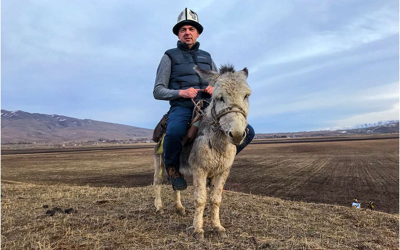 Баатыр Юрий на лихом скакуне. Это не пони, а осел – в Киргизии их широко используют в хозяйстве.