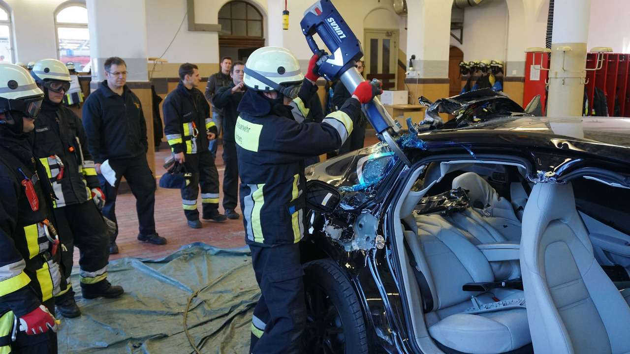 Потренировались на Porsche: пожарные распилили новенькую Панамеру — фото 710555