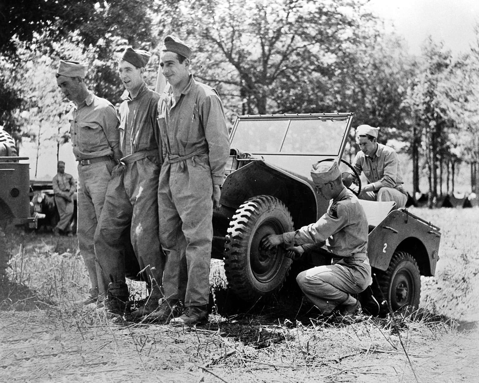 Трое могли с легкостью поднять джип за передок для небольшого ремонта, поскольку по условиям военных полная масса машины не должна была превышать 590 кг.