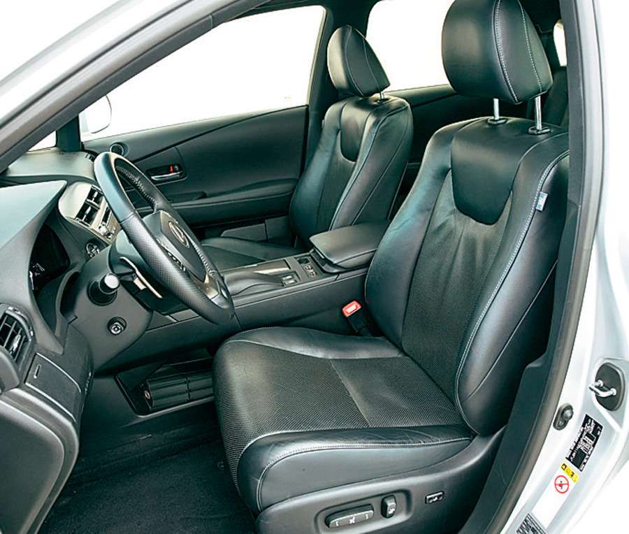 Lexus RX 350
Мягкие и бесформенные кресла установлены чересчур высоко, а подушка коротковата даже для людей среднего роста