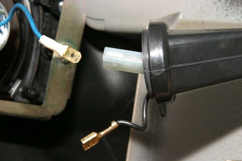 Отсоединяем минусовой (черный) провод от контакта патрона, а также разъединяем колодку плюсового провода и наконечник провода лампы.