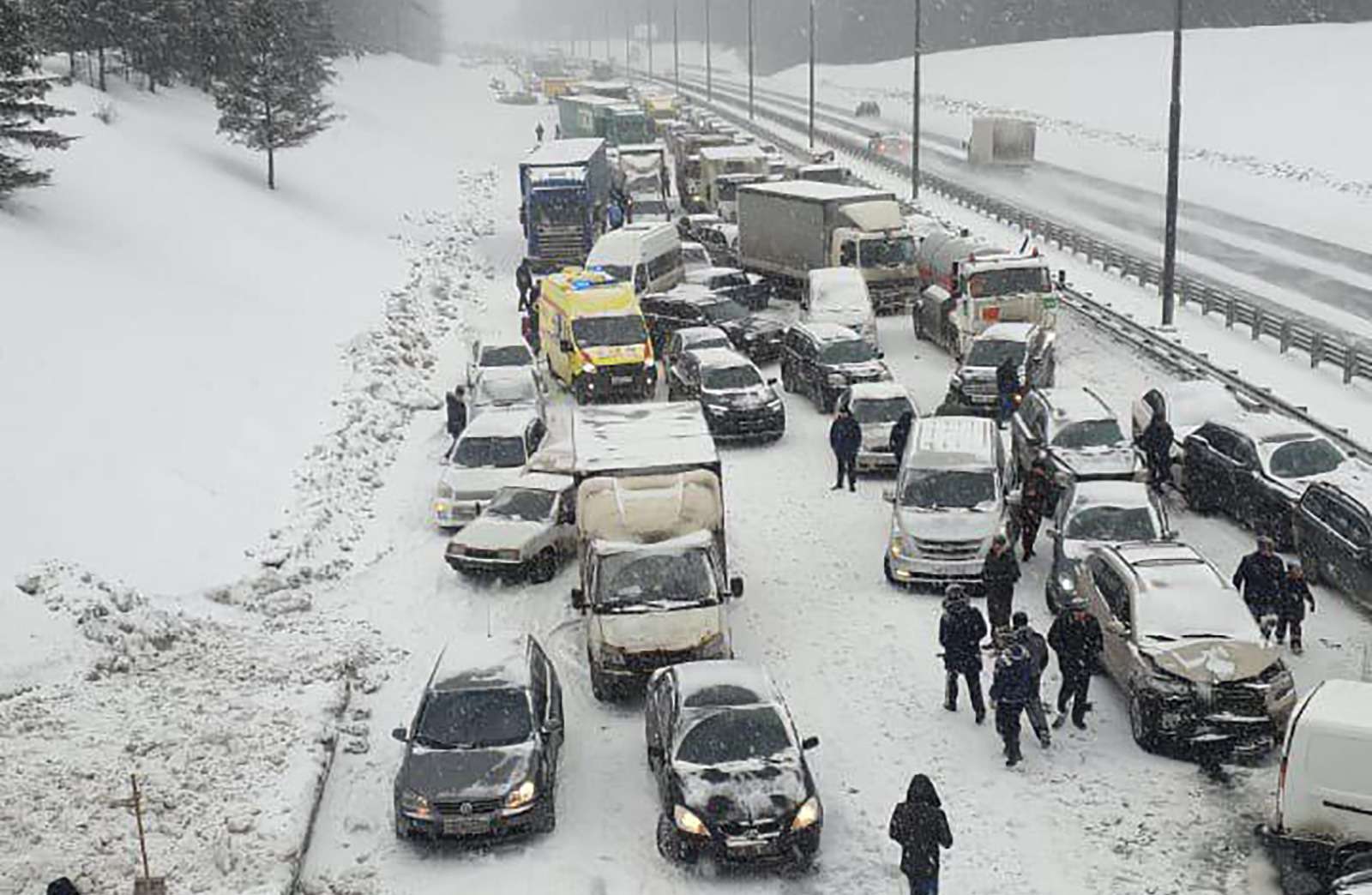 Массовая авария на трассе М-2 «Крым»: столкнулись десятки машин — фото 943479