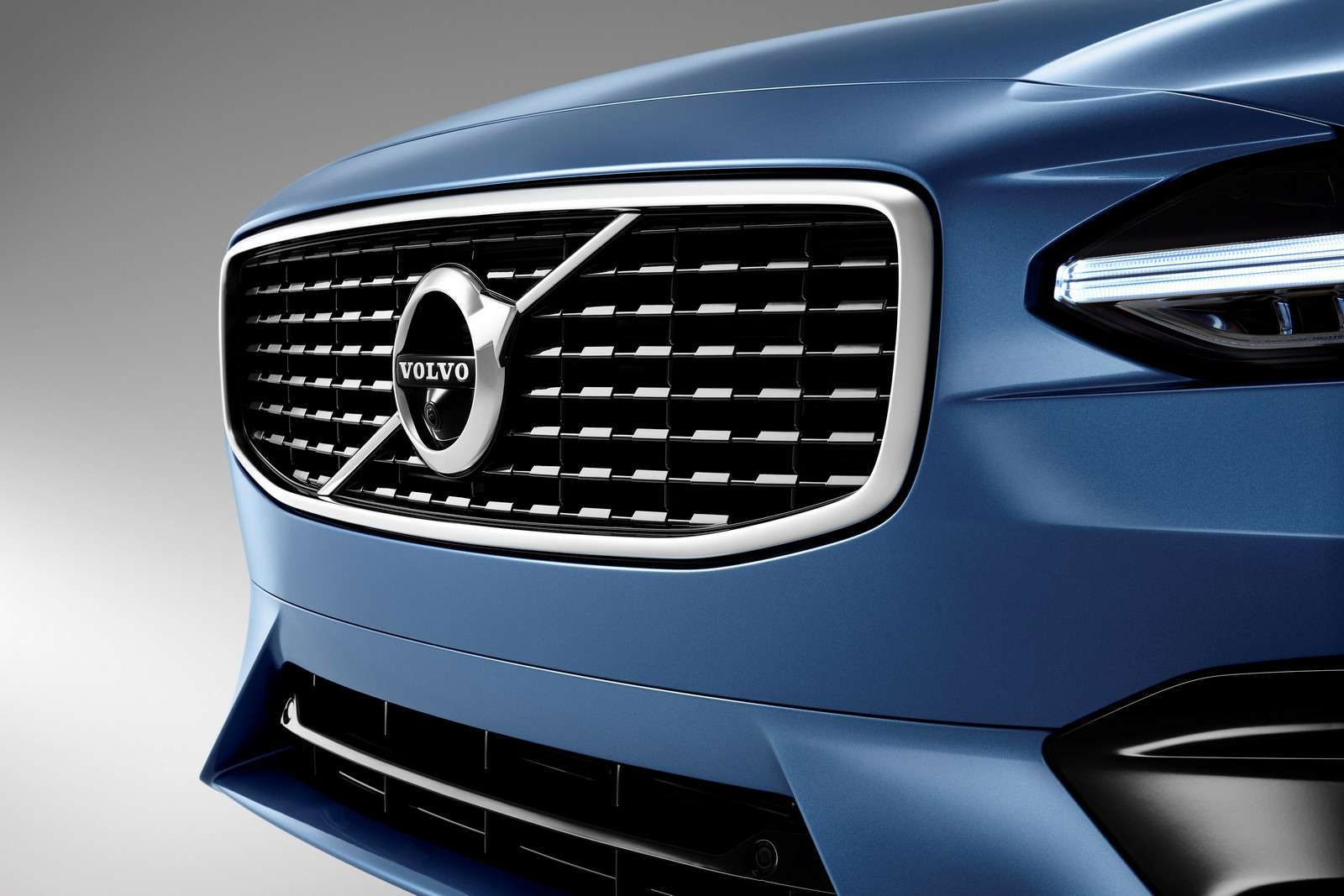 Volvo подготовила для флагманской модели спортпакет R-Design — фото 600935