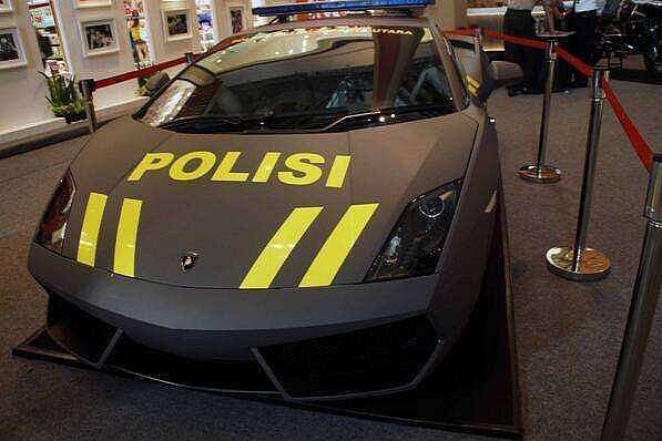 lamborghini-aventador-and-gallardo-become-police-cars-in-indonesia-medium_1
