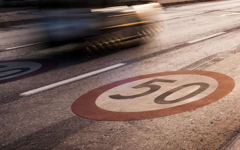 В Госдуме оживленно обсуждают снижение максимальной скорости в городах до 50 км/ч — хотя сами авторы законопроекта признаются, что уже при наезде на 45 км/ч погибает 50% пешеходов.