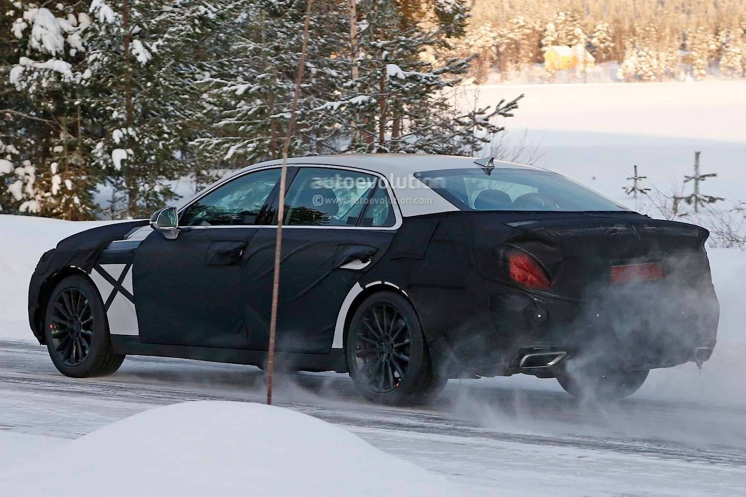 spyshots-2016-hyundai-equus-spied-with-s-class-inspired-taillights_8