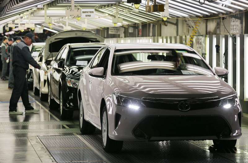 Сборка автомобилей на заводе Toyota в Петербурге