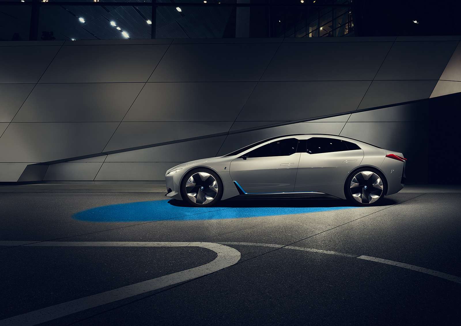 BMW представила конкурента Tesla Model 3 — фото 793606