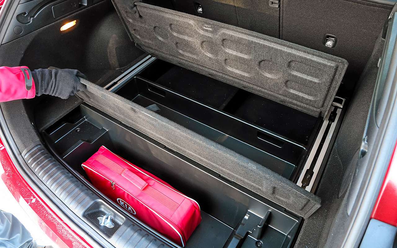 В подполье багажника Kia есть несколько вместительных отсеков. Туда можно спрятать водительский скарб, и еще место останется.
