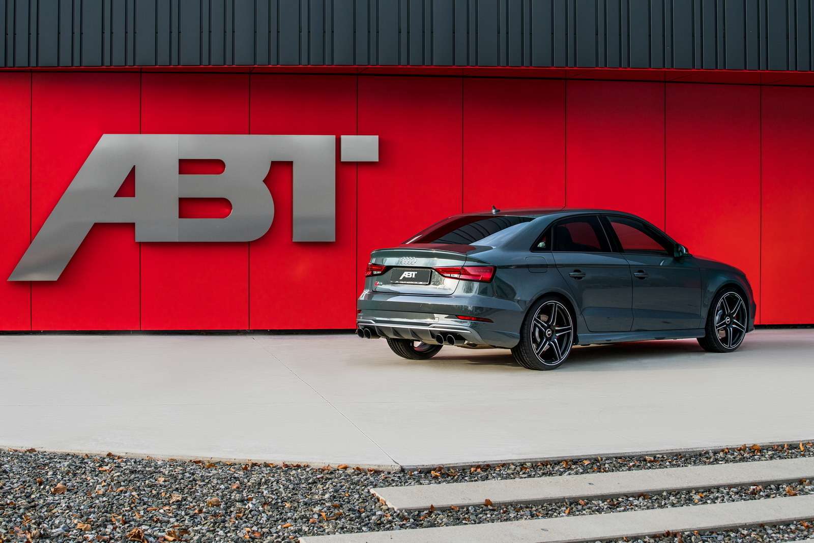 Здоровое соперничество: Audi S3 бросил вызов топ-модели — фото 660463