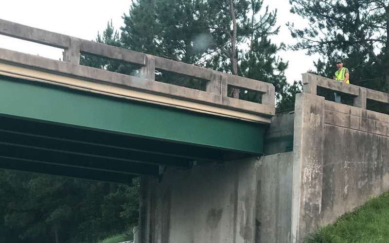Грузовик протаранил мост, сдвинув его на 1,8 метра