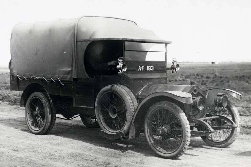 Санитарный автомобиль Crossley 20/25HP (Великобритания), который собирались принять за образец для производства в Ярославле. Это была очень удачная модель, оснащенная 4-цилиндровым двигателем рабочим объемом 4,5 л и мощностью 40 л.с. при 1500 об/мин. Военный департамент Великобритании получил за годы Первой мировой войны порядка 10000 подобных автомобилей в санитарном и штабном исполнении.