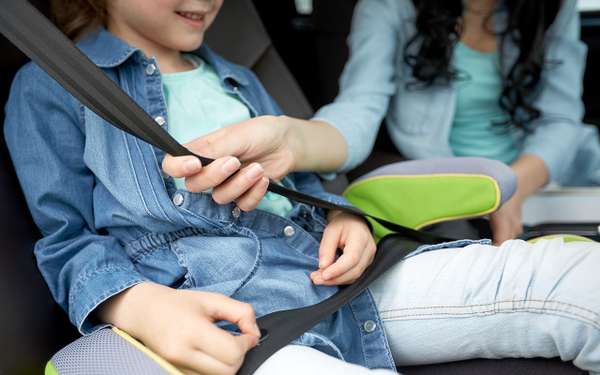 Детям 7 и 10 лет. Как их рассадить в машине — безопасно и не нарушая ПДД?