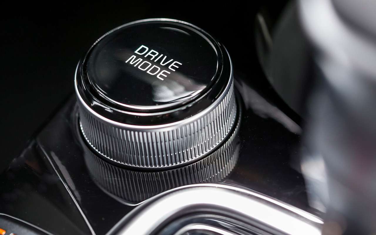 Шайба Drive Mode Select позволяет выбрать настройки силового агрегата – есть режимы Eco, Normal и Sport. Спортом в любом ­случае не пахнет, но многим эта «фишка» приглянется.