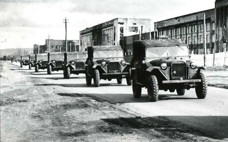 Внедорожников ГАЗ-67 во время войны выпускали очень немного. Массовой машина стала только после Победы.