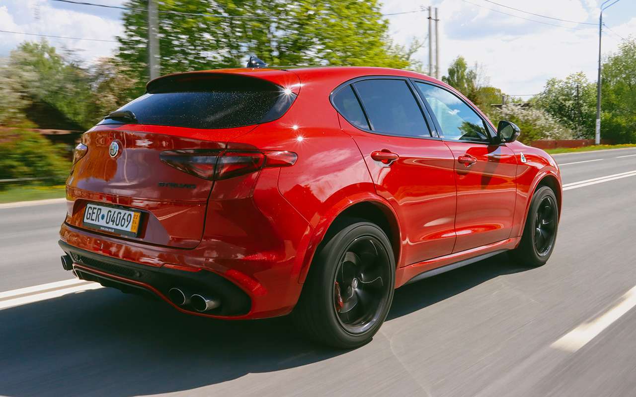 К нам в руки попал трехлетний автомобиль с пробегом 30 тысяч км. И вот такой Alfa Romeo Stelvio Quadrifoglio (2020 года выпуска) обойдется в 7 млн рублей.