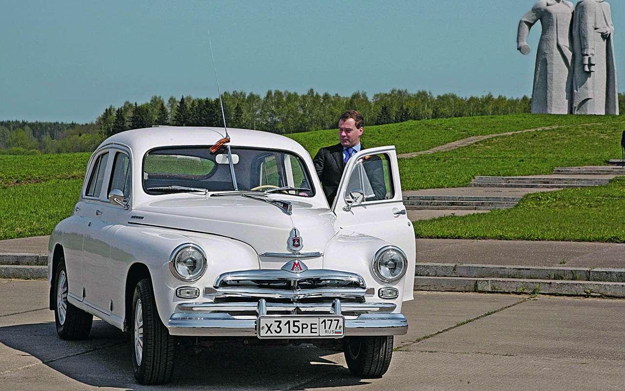 ГАЗ М-20 Победа 1948 года выпуска есть в гараже Дмитрия Медведева. Конструкторы показали первый экземпляр этого легкового советского автомобиля 3 февраля 1943 года, на второй день после разгрома фашистских войск под Сталинградом.