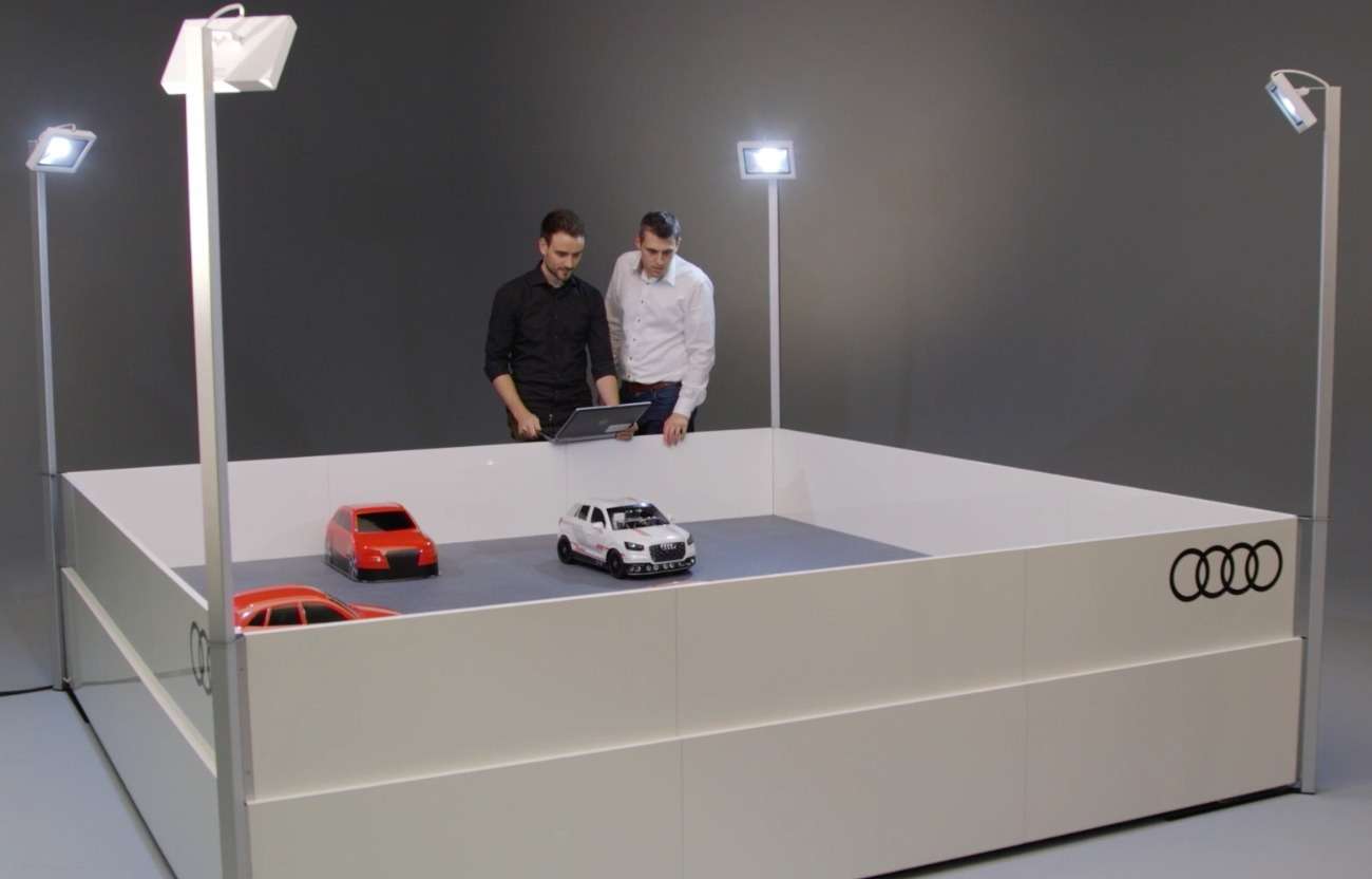 Игры искусственного разума: Audi воспитывает в манеже маленького робота — фото 674042