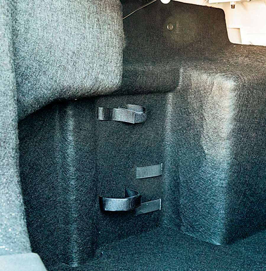 На стенке багажника – ремни для фиксации канистры с омывайкой или другой поклажи. Респект!