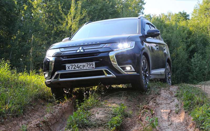 If I didn’t have to drive the Mitsubishi Outlander off-road, I wouldn’t believe that this crossover is capable of something serious.  But he is capable!