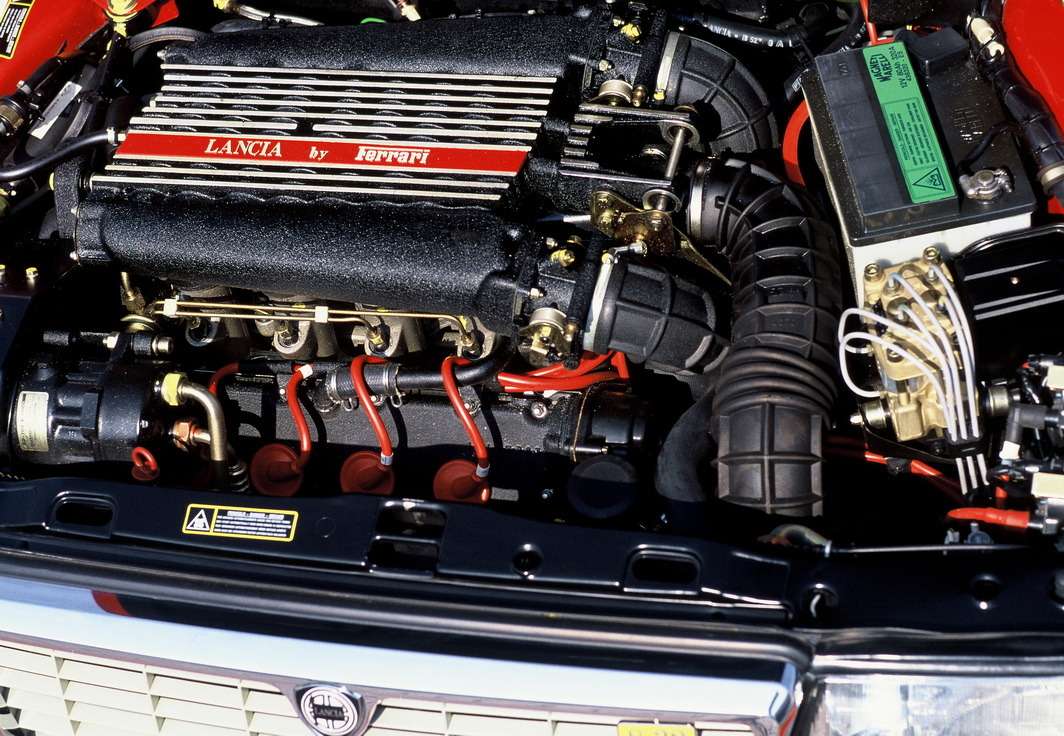 На клапанной крышке двигателя красовалась надпись Ferrari.