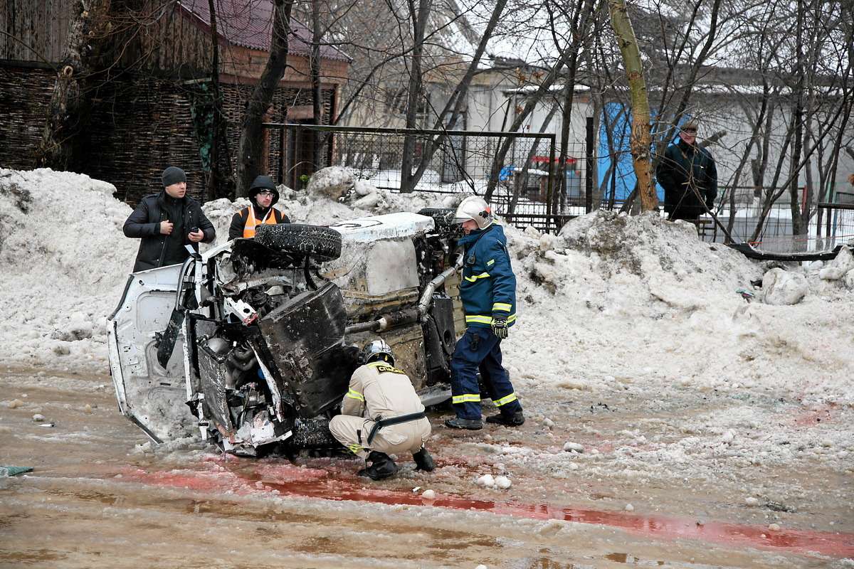 Результат столкновения с бруствером: пострадавший Citroen Saxo Сергея Загуменнова.