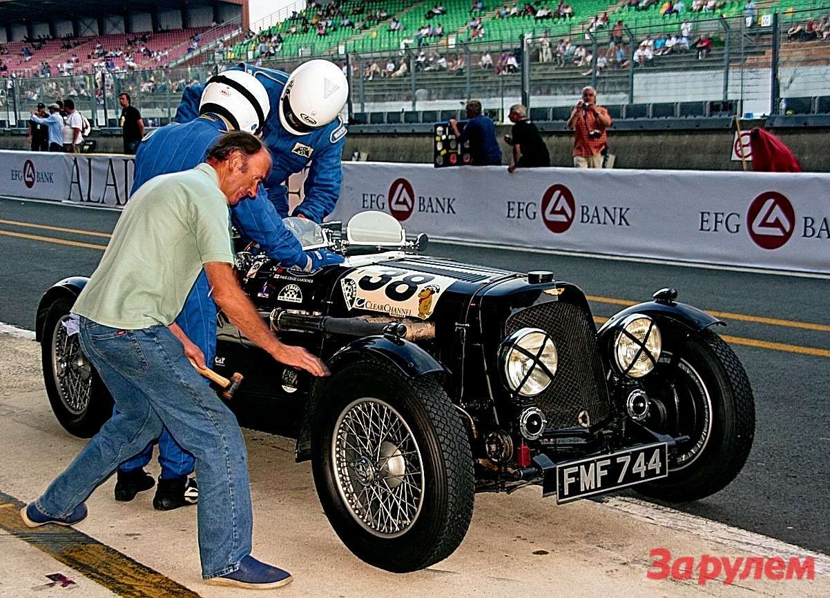 Гонки Le Mans classic: Пока меняются пилоты британского «Астон-Мартина  Спид Модел» выпуска 1937-го, механик проверяет затяжку центральной колесной гайки.