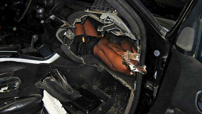 Находка пограничников: ребенка спрятали в передней панели BMW X5