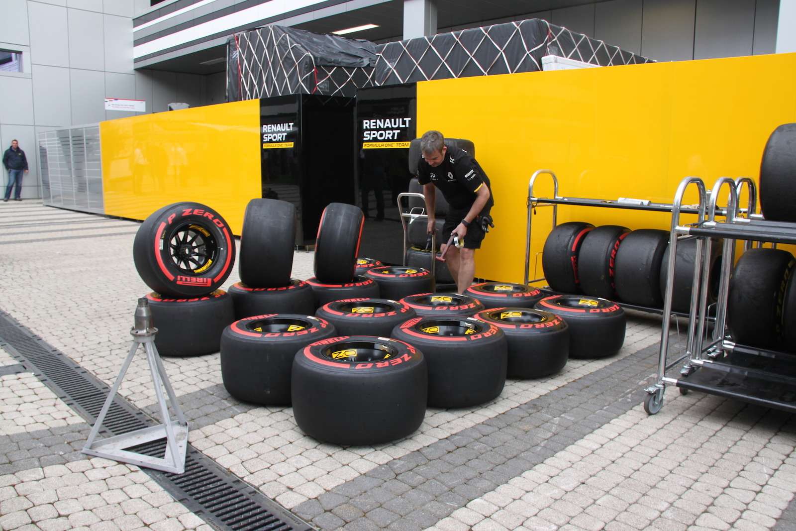 Комплекты шин Super Soft (красные ободки) команды Renault F1.