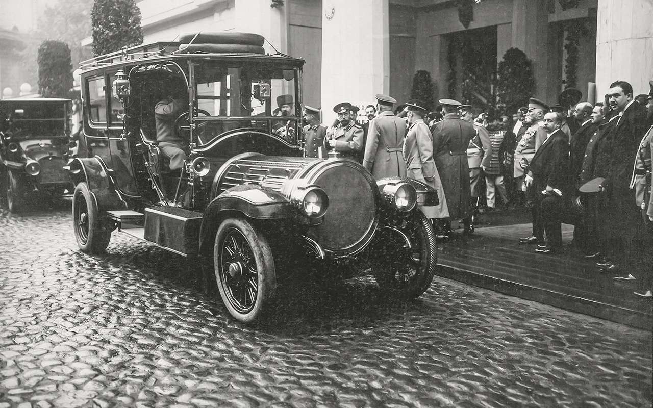 Прибытие императора Николая II в лимузине Delaunay Belleville 70CV (SMT) на IV Международную автомобильную выставку в Михайловском манеже. Санкт-Петербург, 1913 год