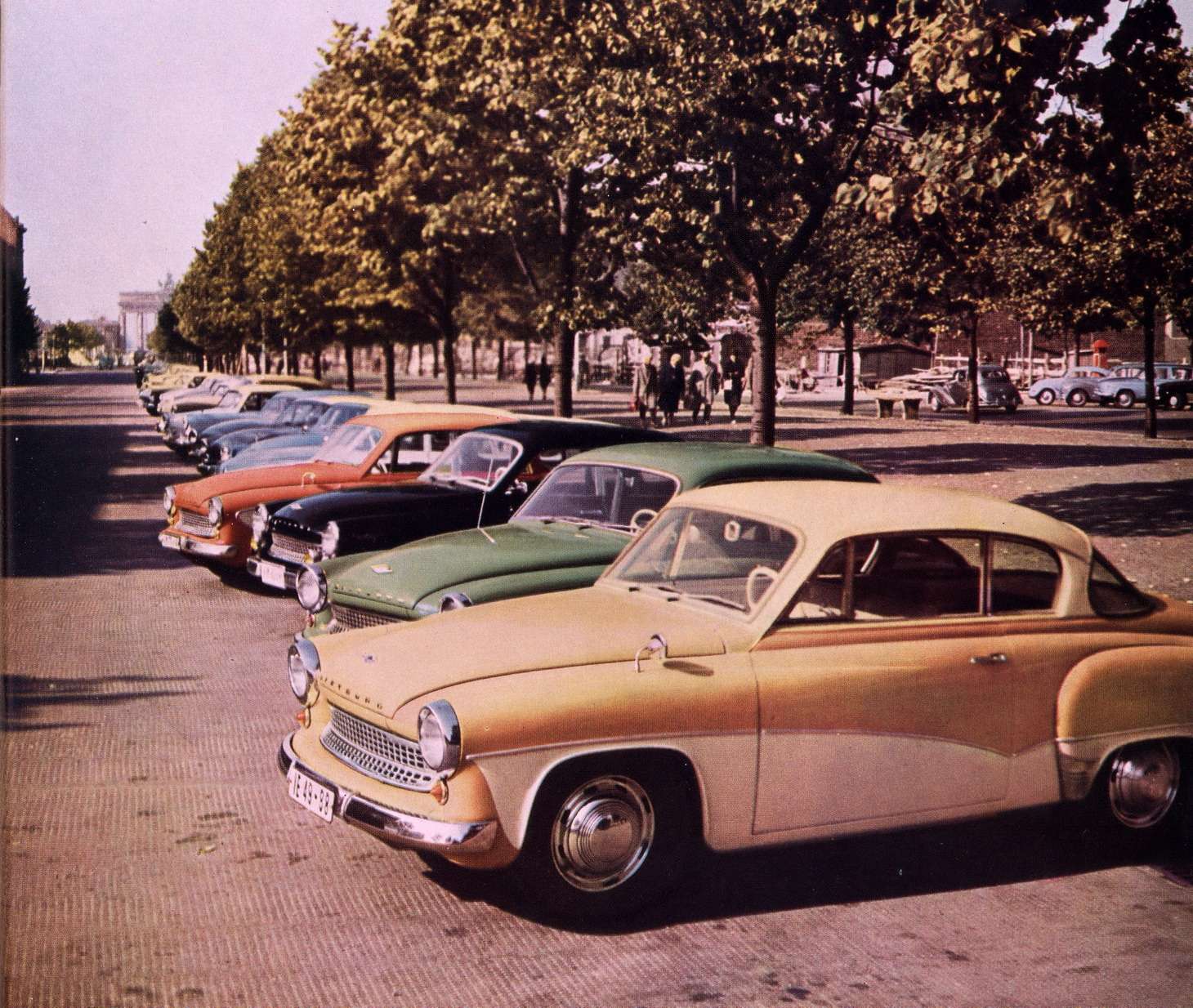 Первой моделью, вновь получившей название Wartburg, стала в 1955 году AWE-311. Без преувеличения, это был самый красивый легковой автомобиль восточного блока. В СССР все еще делали «Победу»… Снимок сделан в Берлине на Унтер-ден-Линден, напротив советского посольства