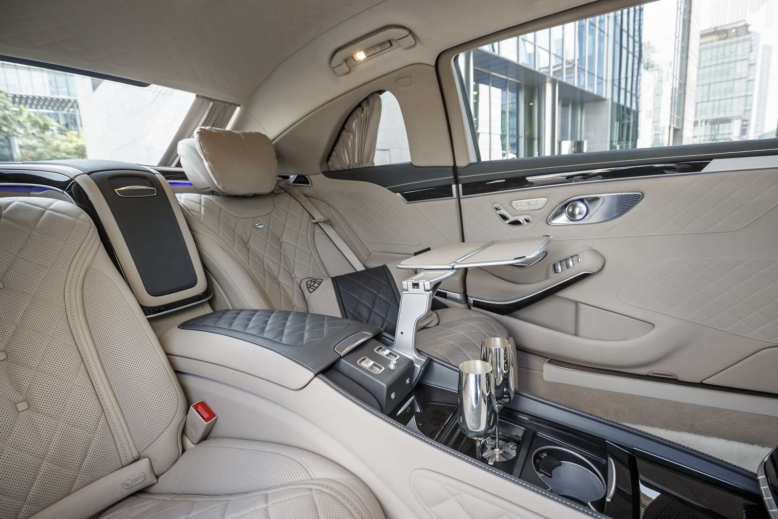 В задней части нового Mercedes-Maybach Pullman четверо пассажиров размещаются на отдельных креслах лицом к лицу.