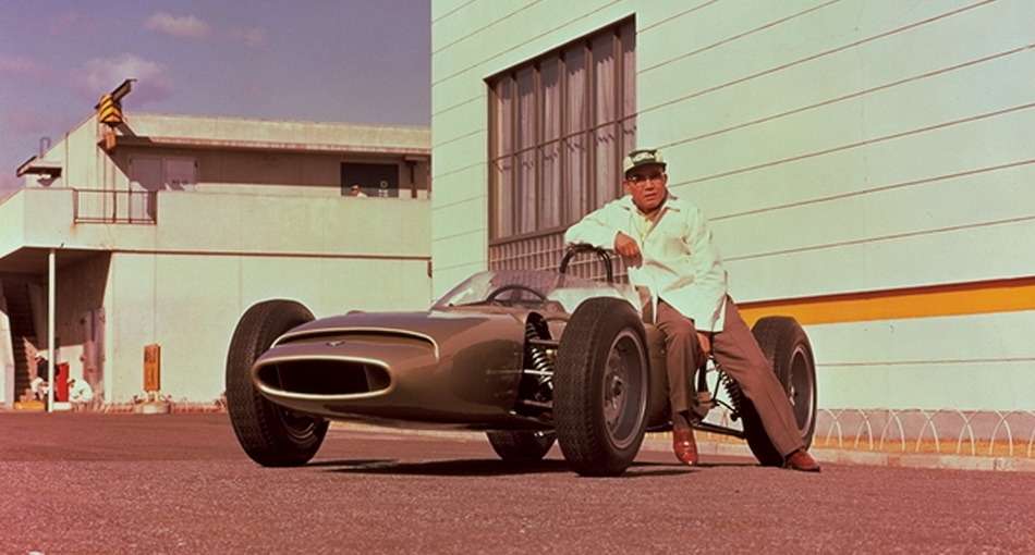 В феврале 1964 года Соитиро Хонда представил свой первый болид «Формулы-1» — модель RA с 12-цилиндровым двигателем рабочим объемом 1495 куб.см. И на каждый цилиндр предусматривался отдельный карбюратор! Мотор в 220 л.с. располагался поперечно и считался одним из самых мощных 