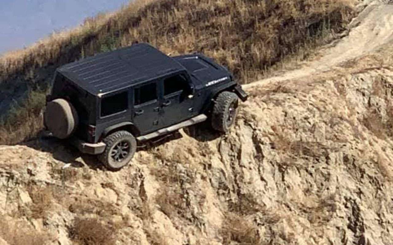Чем круче джип, тем... Этот Jeep застрял на скале — фото 1169979