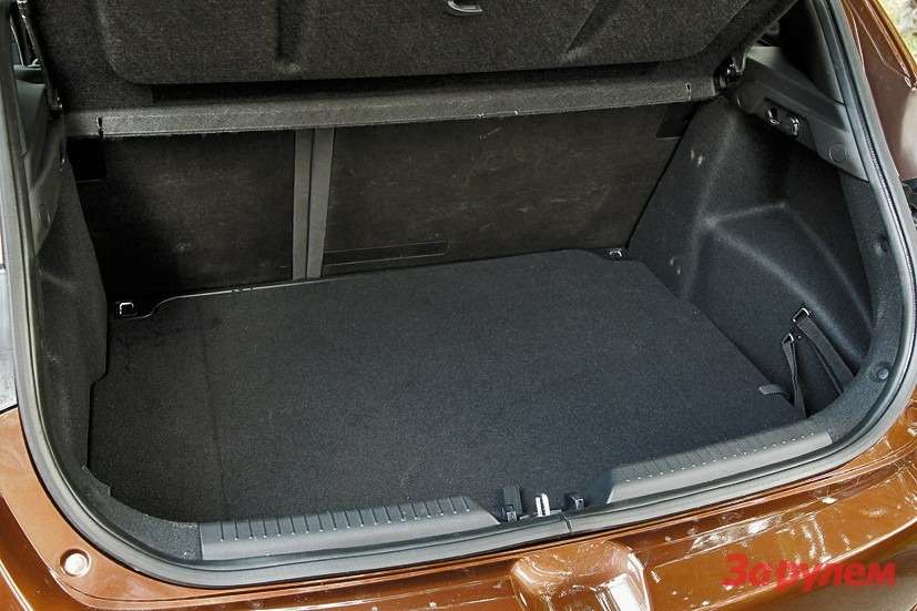 Багажник практически не изменился – глубокий, широкий, вместительный. Спинки заднего сиденья складываются в соотношении 2:3