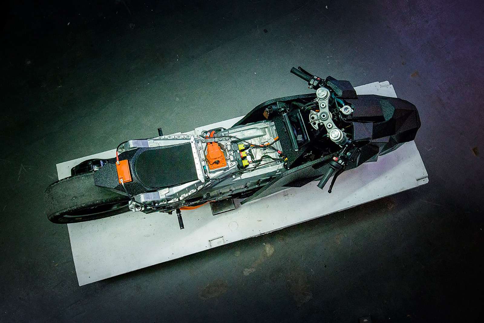 Немец превратил электроскутер BMW в бэтмобиль — фото 789652