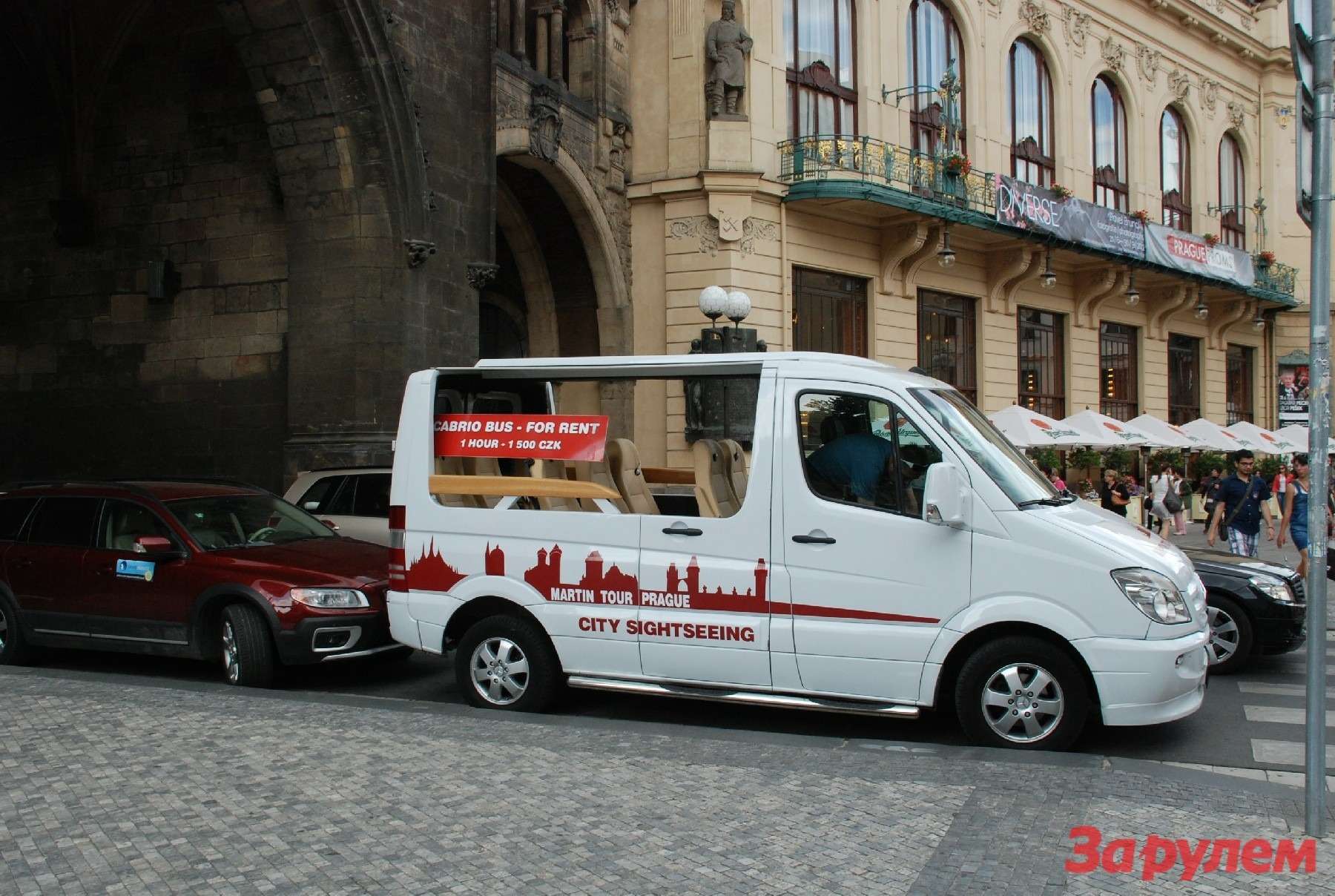  Прокатиться по Праге можно, например, в таком автобусе-кабриолете…