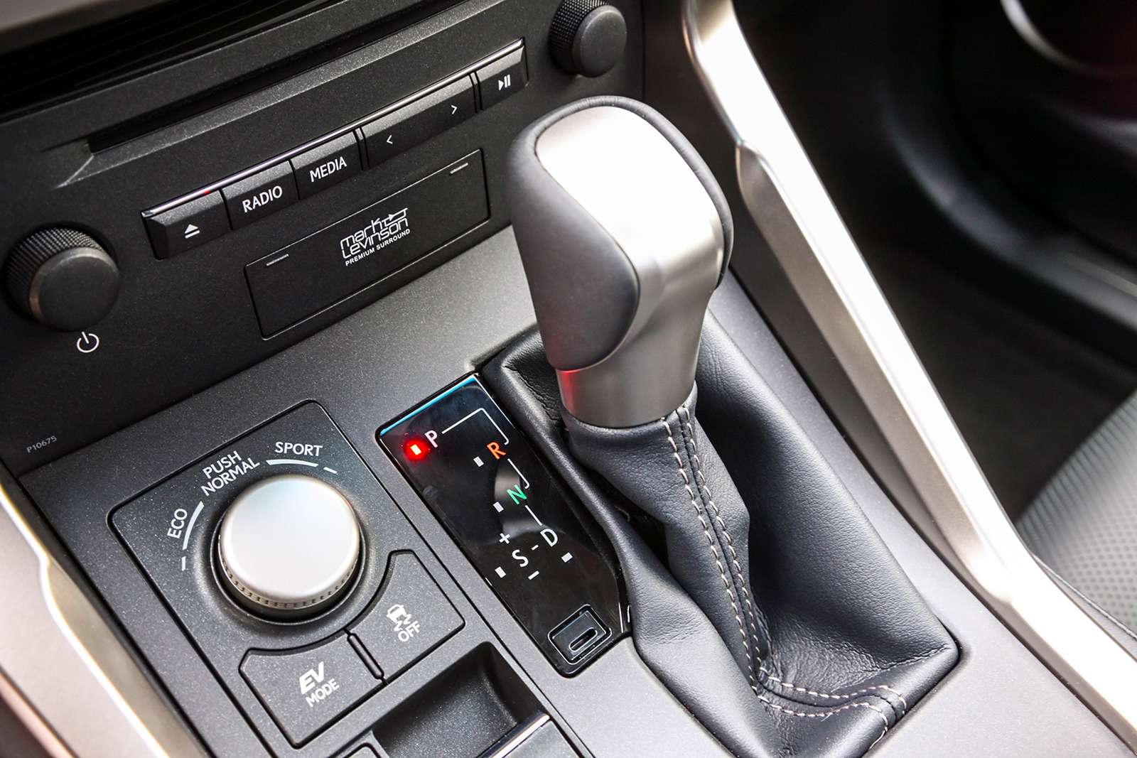Lexus NX 300h. Шайбой слева от рычага можно выбрать один из трех режимов движения – ECO, Normal или Sport