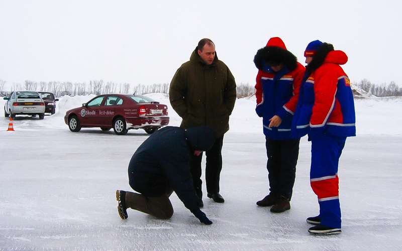 Visit of Michelin technicians to our winter testing in January 2005.  Experts carefully study the structure of snow and ice.