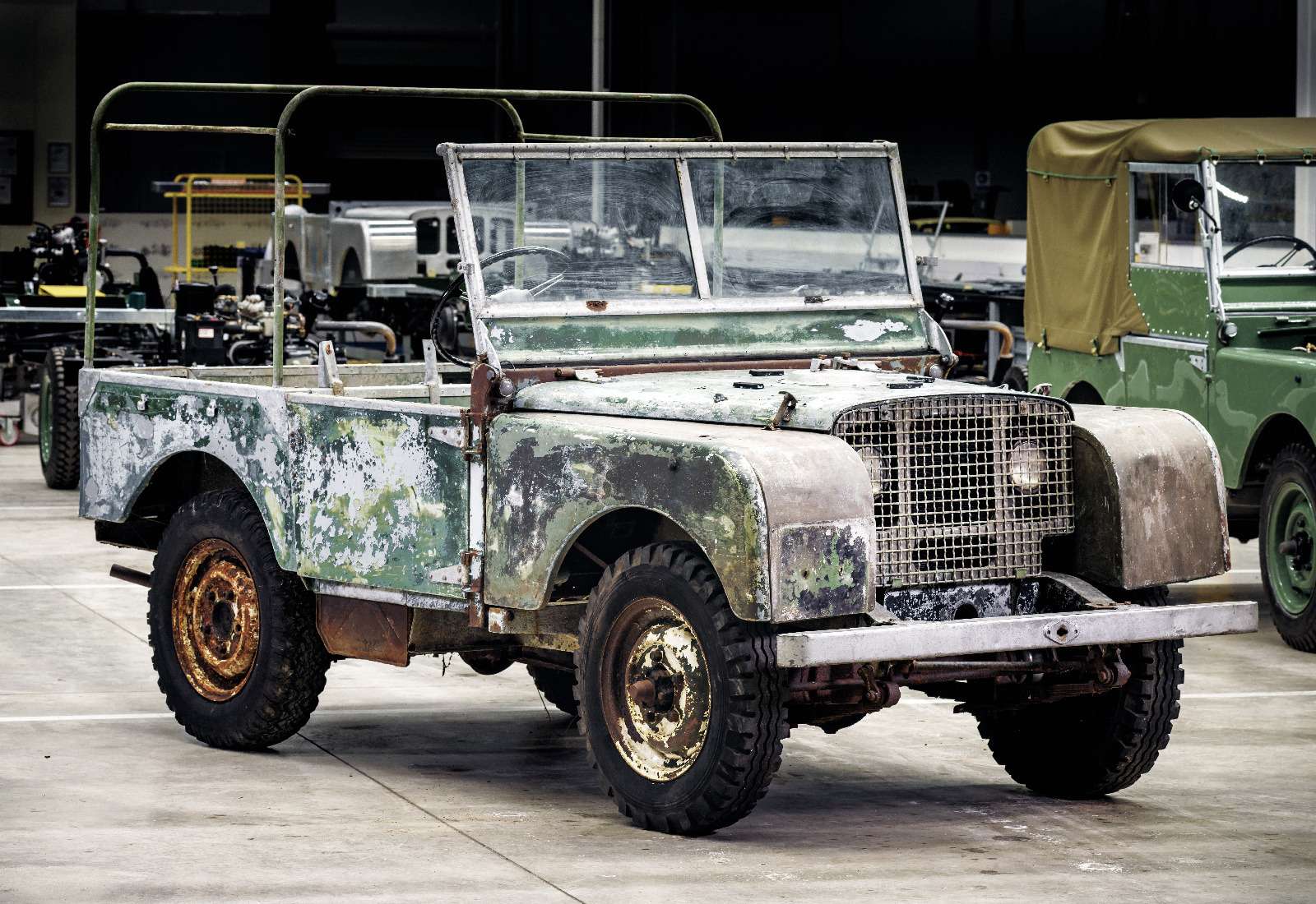 Land Rover нашел первый выпущенный компанией внедорожник — фото 834953