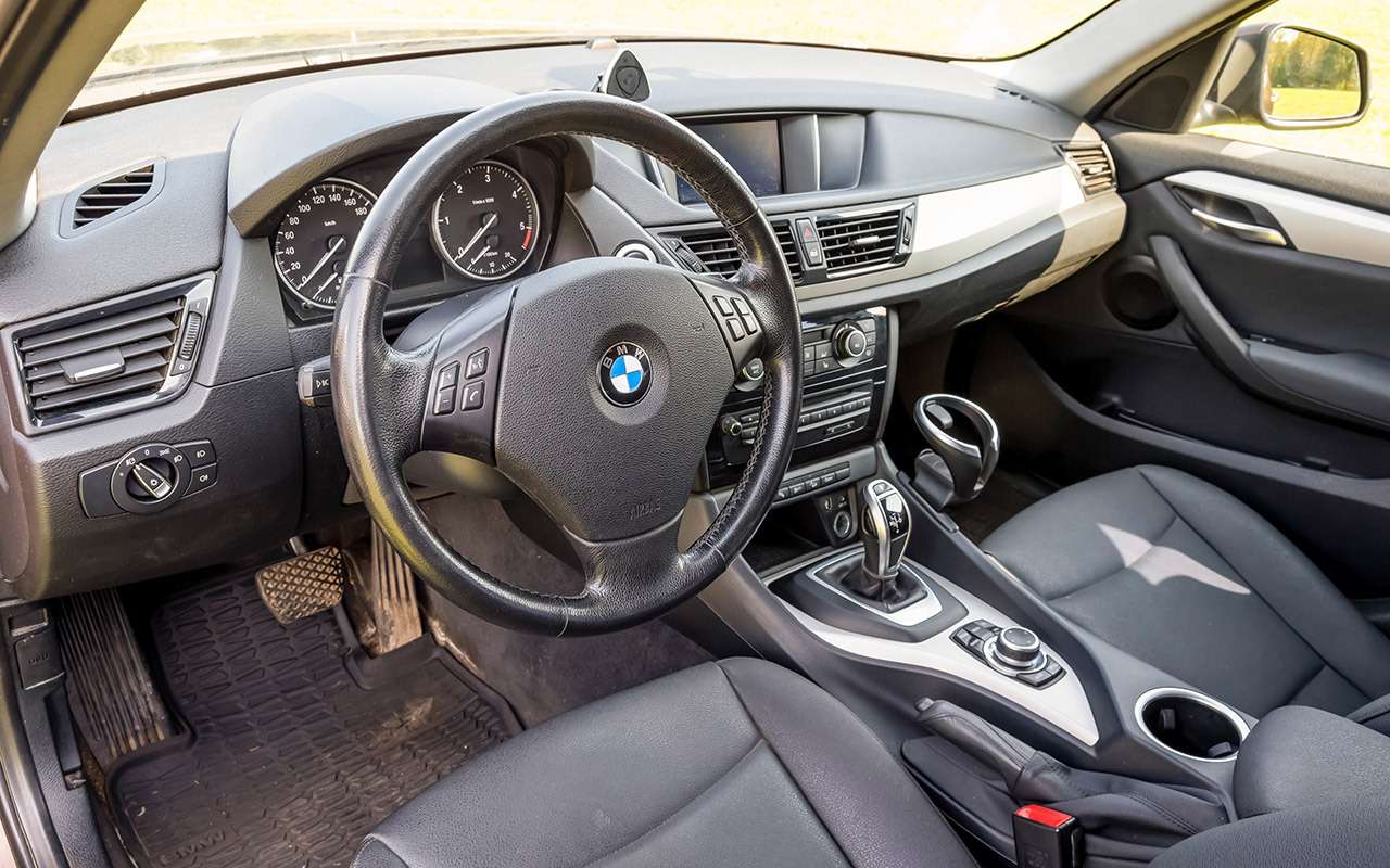 Новая Vesta против 7-летнего BMW: чей салон круче? — фото 1295427