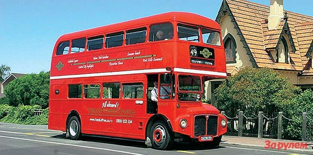 Знаменитые британские «рутмастеры» работали на линиях до 2005 года. Сначала автобусы были длиной 8,4 м, потом вытянулись до 9 м. Двигатель поздних машин — 6-цилиндровый, объемом 9,8 л, коробка передач — 4-ступенчатый автомат. Заявляли максималку 89 км/ч. Зачем ему такая? 