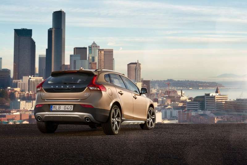 Volvo V40 Cross Country side-rear view 2_no_copyright
