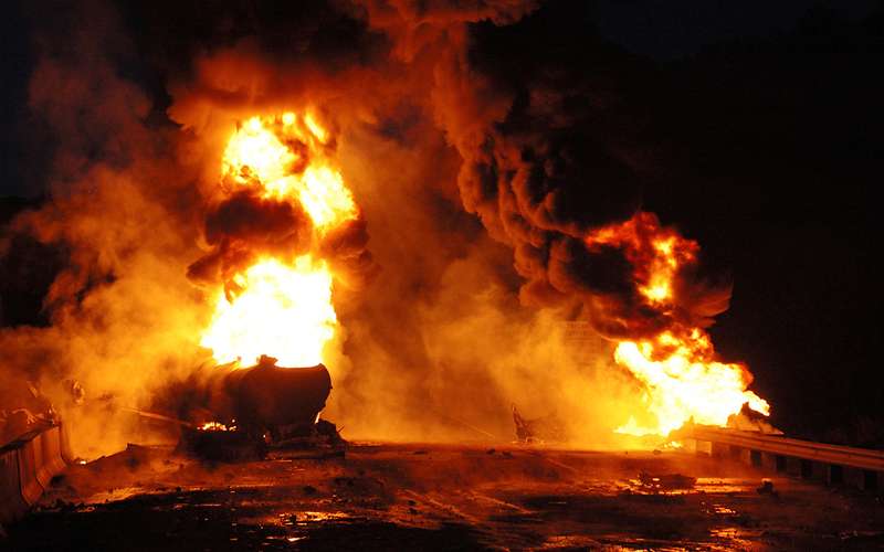 Роковая «халява»: 60 человек пришли к упавшему бензовозу