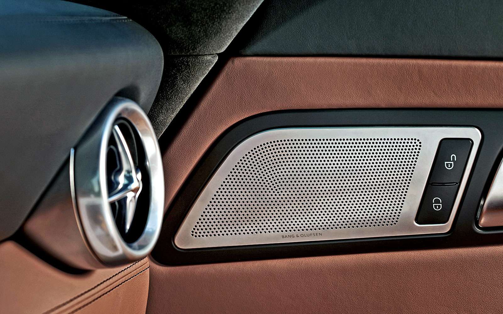 Динамики Bang&Olufsen, стоящие в спорткаре SLS AMG, очень компактны, но при этом мощны.